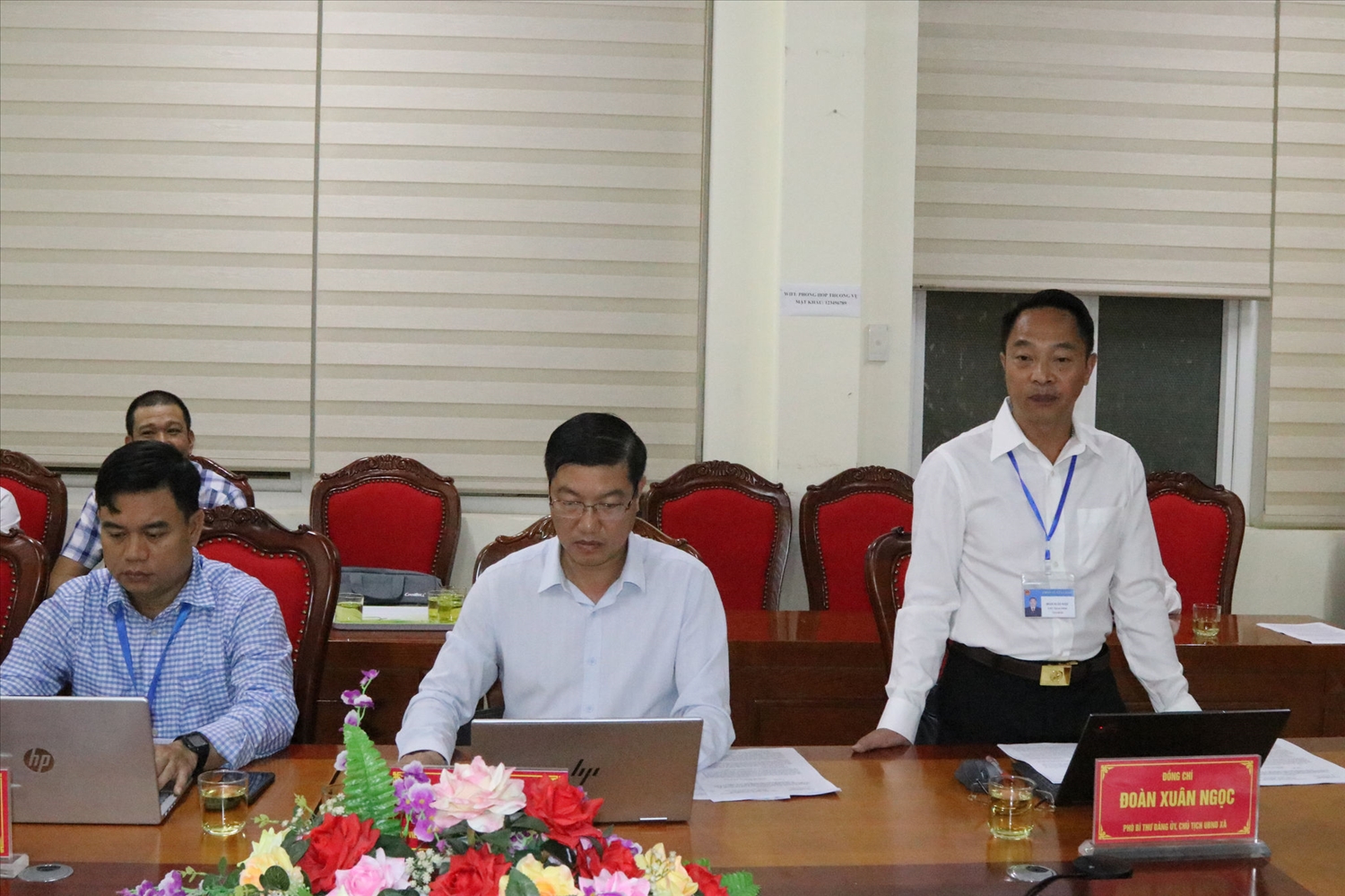 Đồng chí Đoàn Xuân Ngọc, Phó Bí thư Đảng ủy, Chủ tịch UBND xã Yên Châu báo cáo kết quả thực hiện Chương trình MTQG phát triển kinh tế - xã hội vùng đồng bào DTTS và miền núi tại địa phương