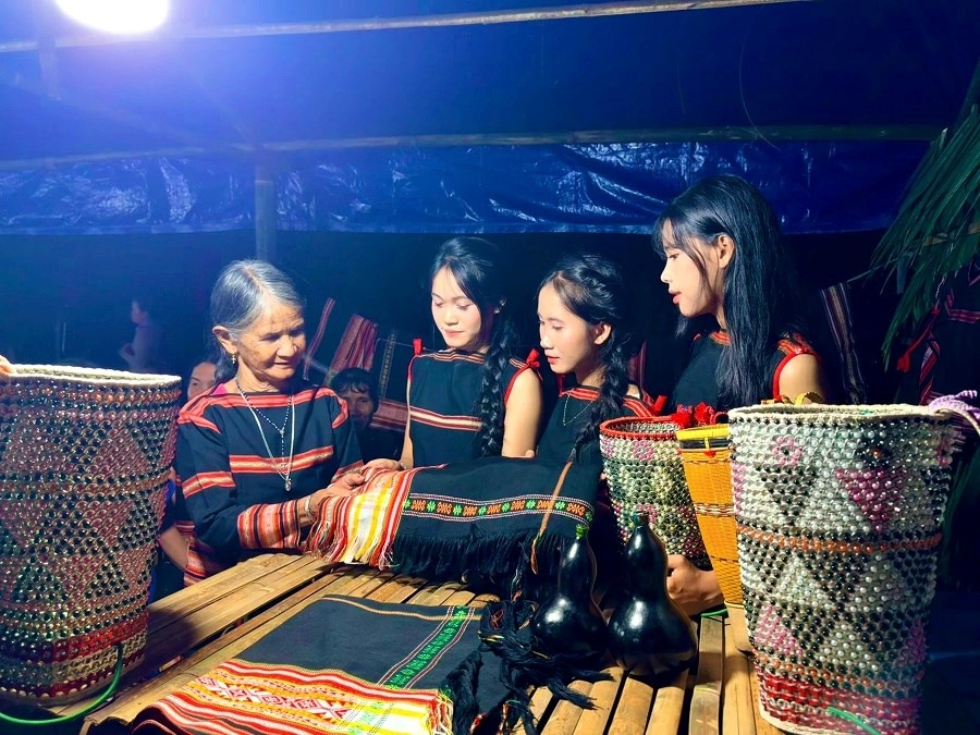 Không gian trưng bày sản phẩm thổ cẩm, thủ công mỹ nghệ và đặc sản địa phương tại chương trình thu hút đông đảo người dân, du khách tham quan, trải nghiệm và tìm hiểu nét đẹp văn hóa của đồng bào Jrai