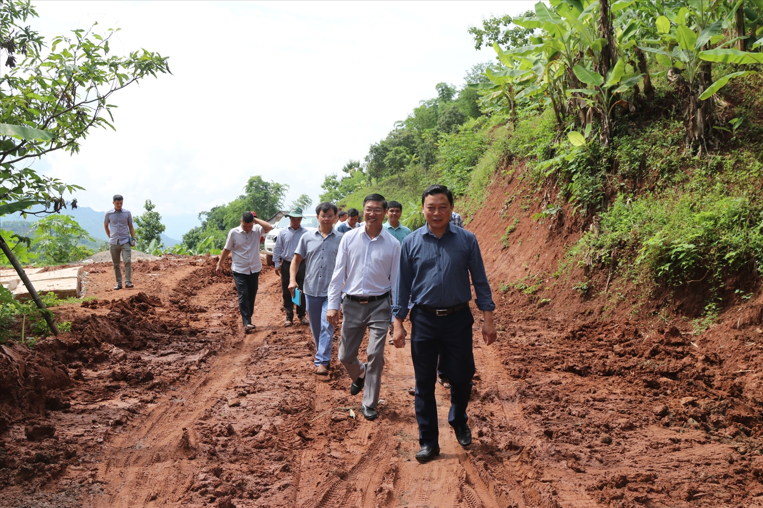 Đoàn công tác của Văn phòng Quốc gia về Dân tộc và Miền núi, Bộ Dân tộc và Tôn giáo kiểm tra thực địa tuyến đường bản Nhôm - Hua Mivi, công trình được đầu tư từ Chương trình Mục tiêu quốc gia phát triển kinh tế - xã hội vùng đồng bào DTTS và miền núi