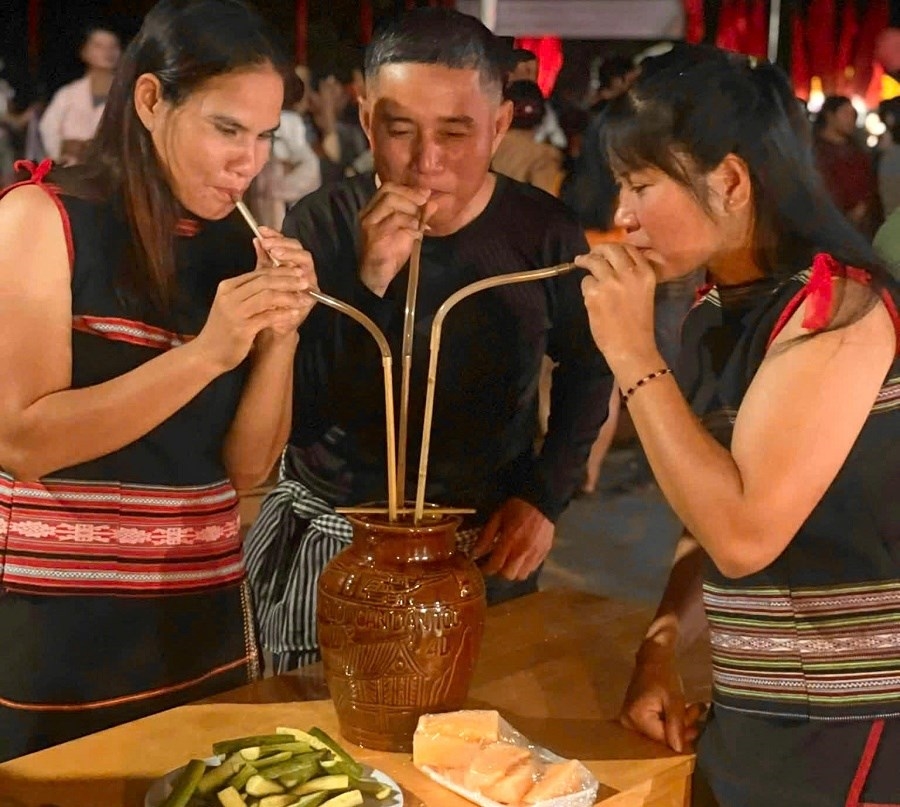 Người dân và du khách cùng thưởng thức rượu cần, các món ẩm thực truyền thống của đồng bào Jrai, hòa mình vào không gian văn hóa cộng đồng tại chương trình “Đêm hành trình của chiêng cổ - Mrông Yố”