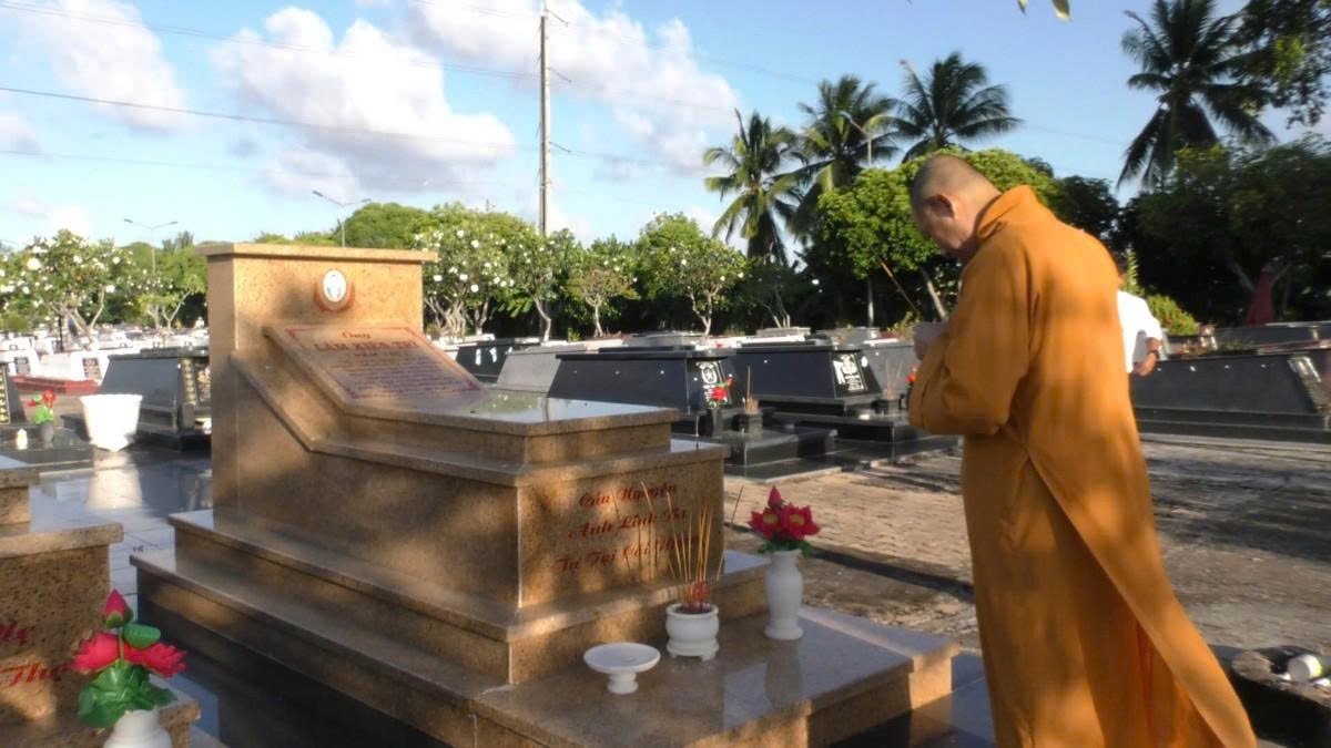 Chư tôn đức tăng ni thắp hương tại các phần mộ liệt sĩ, bày tỏ lòng tri ân các Anh hùng liệt sĩ đã hy sinh vì Tổ quốc