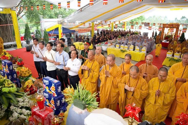 Ban Trị sự Giáo hội Phật giáo Việt Nam tỉnh Phú Thọ, đại diện chính quyền tưởng niệm tri ân các anh hùng liệt sĩ