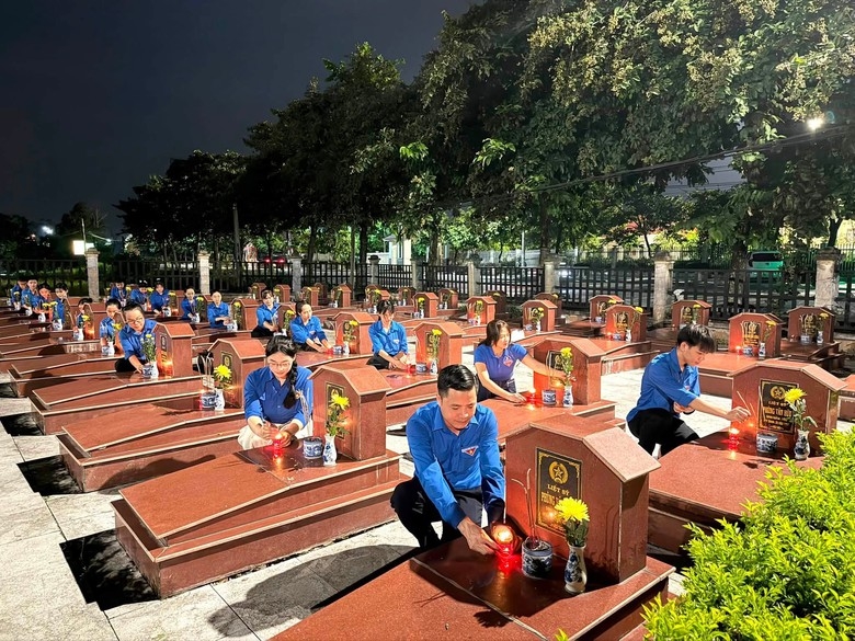 Lễ thắp nến tri ân các anh hùng liệt sĩ tại các nghĩa trang liệt sĩ trên địa bàn xã Hội Thịnh, góp phần lan tỏa truyền thống đạo lý ""Uống nước nhớ nguồn", "Đền ơn đáp nghĩa" của dân tộc Việt Nam.