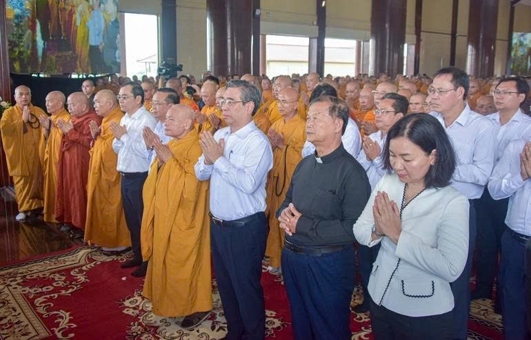 Chư tôn đức lãnh đạo Giáo hội, Ban Trị sự Giáo hội Phật giáo Việt Nam TP. Hồ Chí Minh cùng lãnh đạo TP. Hồ Chí Minh tham dự Lễ tưởng niệm các anh hùng liệt sĩ, đồng bào yêu nước đã hy sinh vì độc lập, tự do của Tổ quốc