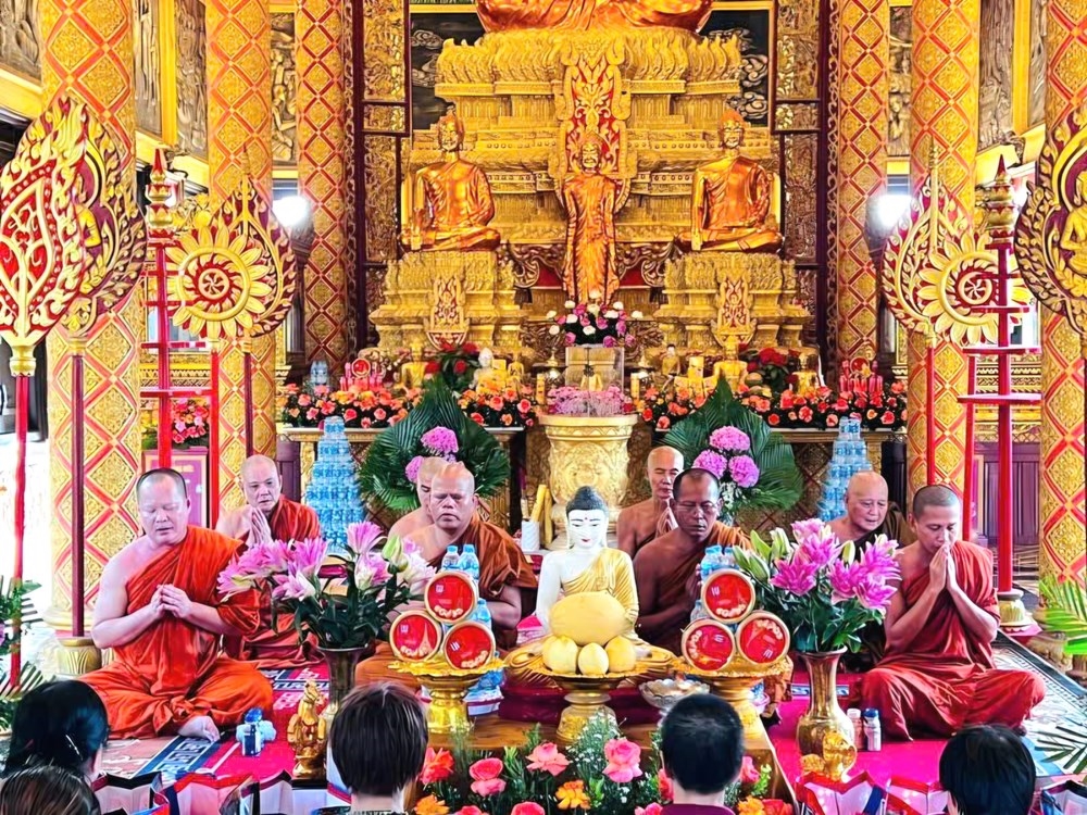 Chư tăng chia sẻ giáo lý Phật pháp, lan tỏa thông điệp từ bi, trí tuệ và bình an đến phật tử, du khách tham dự buổi lễ