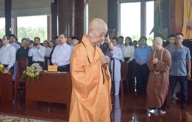 Đức Pháp chủ Giáo hội Phật giáo Việt Nam, Đại lão Hòa thượng Thích Trí Quảng dâng hương, cầu nguyện anh linh các anh hùng liệt sĩ, đồng bào yêu nước đã hy sinh được siêu sinh về cảnh giới an lành