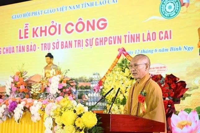 Hòa thượng Thích Thanh Điện, Phó Chủ tịch Hội đồng Trị sự, Trưởng Ban Trị sự Giáo hội Phật giáo Việt Nam tỉnh Lào Cai, phát biểu khai mạc buổi lễ
