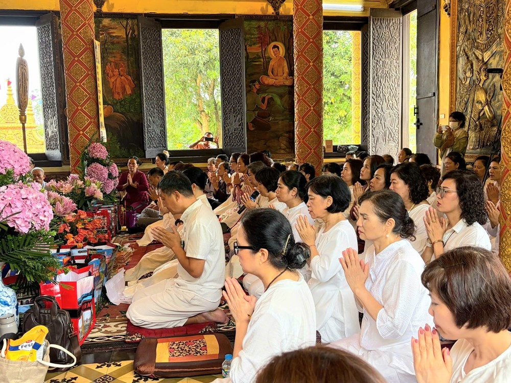 Đông đảo phật tử tham dự lễ nhập hạ tại chùa Khmer, Làng Văn hóa - Du lịch các dân tộc Việt Nam