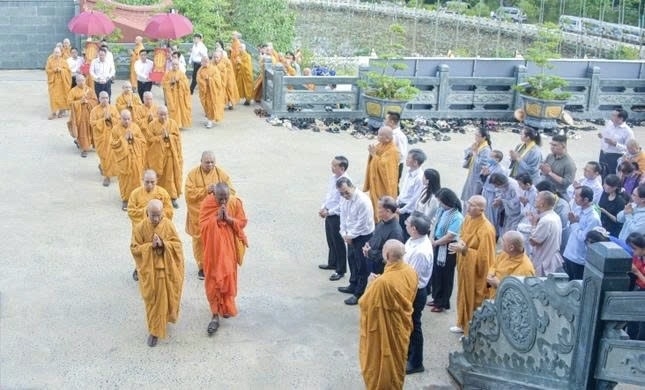 Nghi thức cung rước linh vị các anh hùng liệt sĩ từ Khu truyền thống cách mạng Mậu Thân (xã Tân Nhựt) và Khu di tích Dân công hỏa tuyến (xã Vĩnh Lộc) về Học viện Phật giáo Việt Nam tại TP.HCM để cử hành Lễ tưởng niệm và cầu nguyện siêu độ