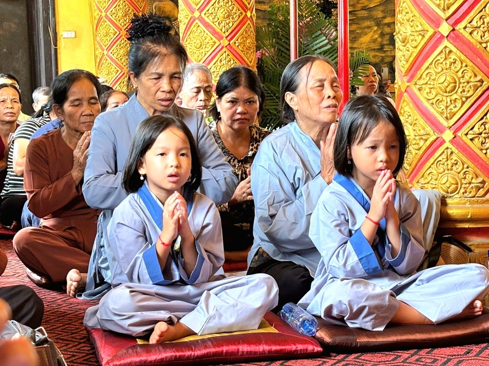 Phật tử thành tâm tham dự các nghi lễ truyền thống trong Lễ nhập hạ tại chùa Khmer
