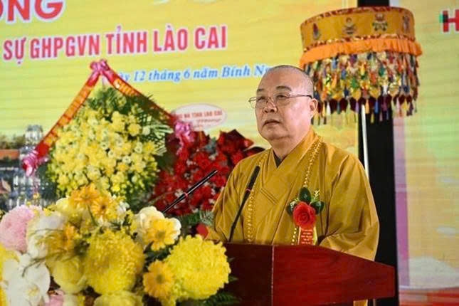 Trưởng lão Hòa thượng Thích Thanh Nhiễu, Ủy viên Thường trực Hội đồng Chứng minh, Phó Chủ tịch Thường trực Hội đồng Trị sự Giáo hội Phật giáo Việt Nam, ban đạo từ tại buổi lễ