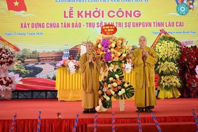 Trưởng lão Hòa thượng Thích Thanh Nhiễu tặng hoa chúc mừng Ban Trị sự Giáo hội Phật giáo Việt Nam tỉnh Lào Cai nhân Lễ khởi công xây dựng chùa Tân Bảo và Trụ sở Ban Trị sự