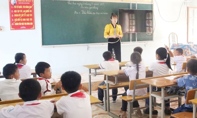 Bên cạnh những kết quả đạt được của chuyển đổi số trong giáo dục, việc thiếu thốn về cơ sở vật chất cũng như đội ngũ giáo viên ở các trường, điểm trường vùng sâu, vùng xa đang là bài toán nan giải đối với ngành giáo dục tỉnh Sơn La