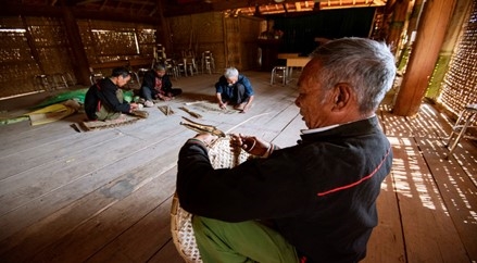 The traditional weaving craft of the Kho-mu people is still maintained by the elderly to create household products and items