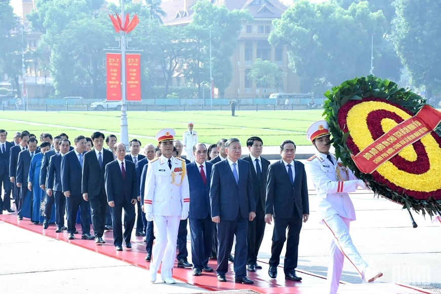 Lãnh đạo Đảng, Nhà nước vào Lăng viếng Chủ tịch Hồ Chí Minh và tưởng niệm các Anh hùng liệt sĩ 1