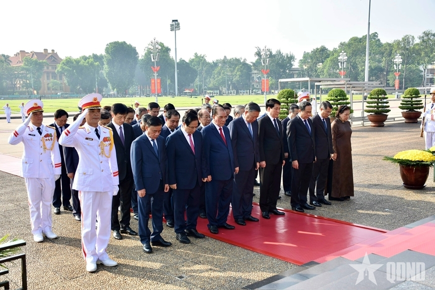Đoàn đại biểu lãnh đạo, nguyên lãnh đạo Đảng, Nhà nước đặt vòng hoa, vào Lăng viếng Chủ tịch Hồ Chí Minh.