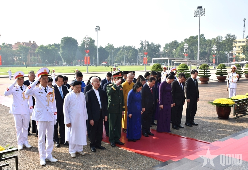 Đoàn đại biểu Ủy ban Trung ương Mặt trận Tổ quốc Việt Nam vào Lăng viếng Chủ tịch Hồ Chí Minh.