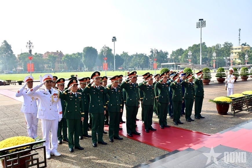 Đoàn đại biểu Quân ủy Trung ương, Bộ Quốc phòng vào Lăng viếng Chủ tịch Hồ Chí Minh.