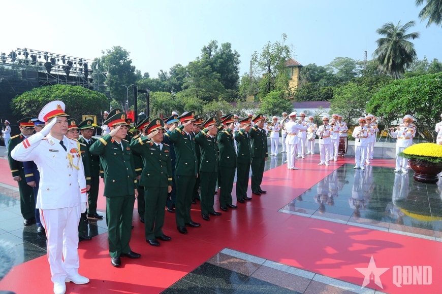 Đoàn đại biểu Quân ủy Trung ương, Bộ Quốc phòng tưởng niệm các Anh hùng liệt sĩ.