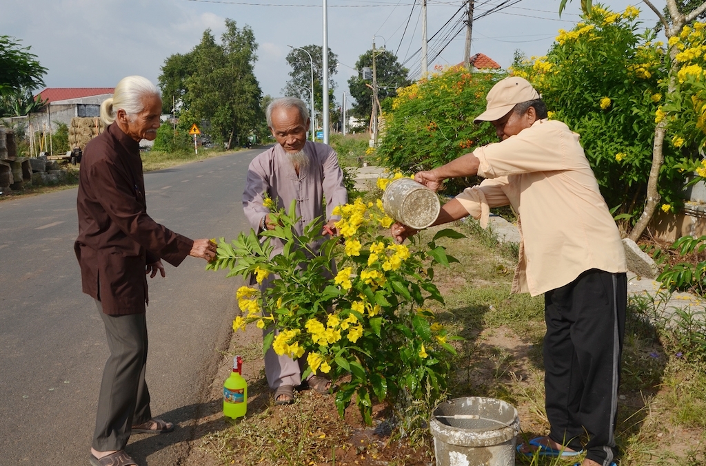 Tín đồ Bửu Sơn Kỳ Hương ở xã Nghĩa Thành có nhiều hoạt động thiết thực bảo vệ môi trường