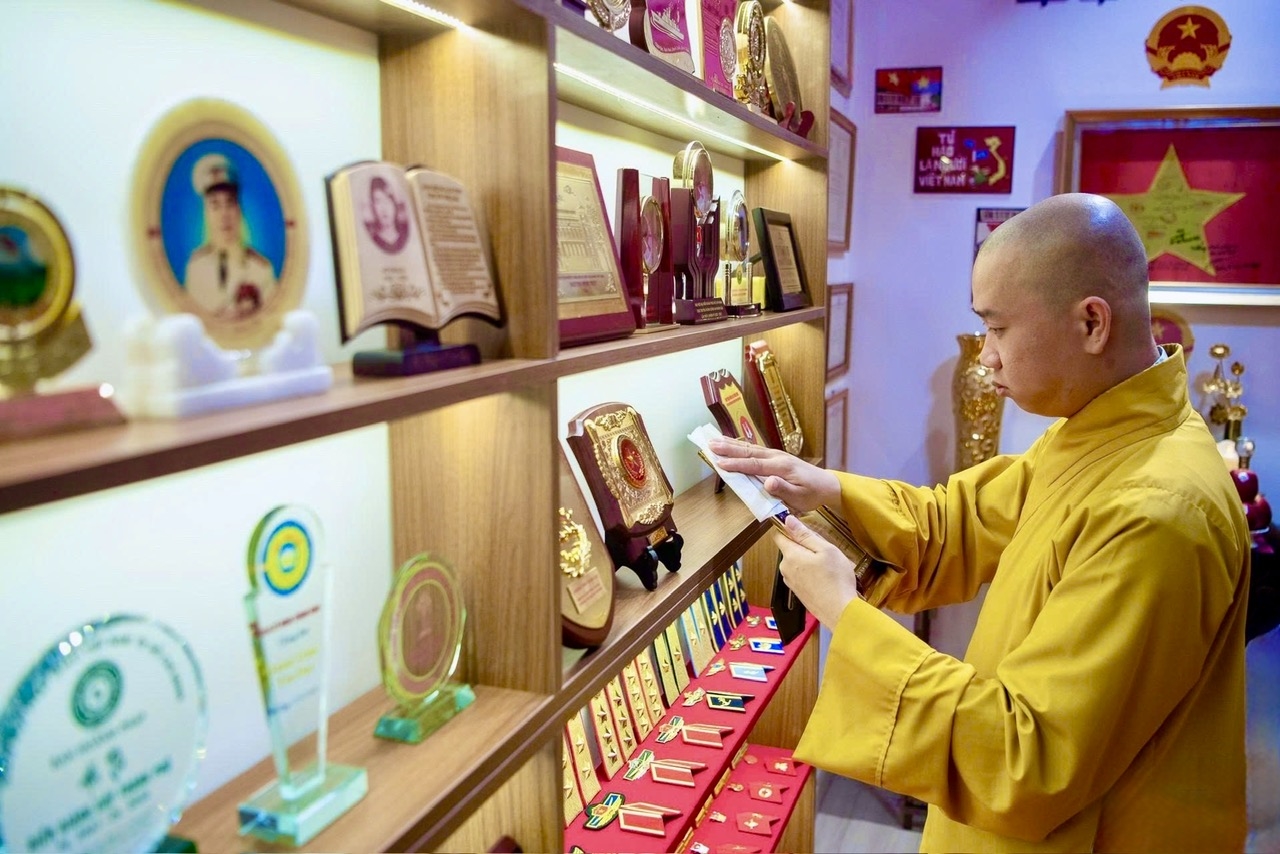 Đại đức Thích Thanh Toàn cẩn thận vệ sinh, bảo quản các kỷ vật trong không gian trưng bày nhằm gìn giữ giá trị lịch sử và truyền thống của từng hiện vật