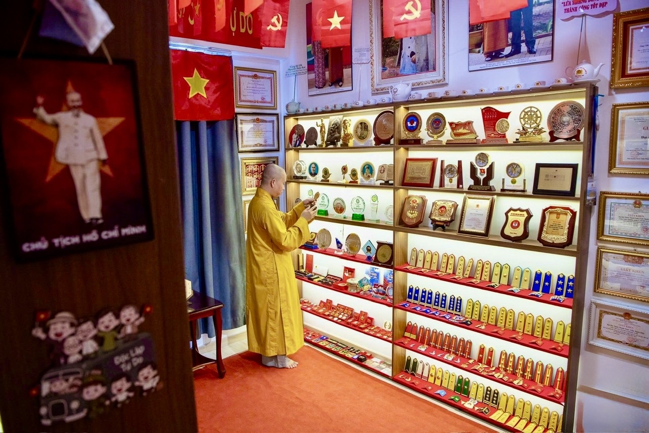 Không gian trưng bày ""Lửa thiêng Đồng Khởi" tại chùa Viên Giác hiện lưu giữ hơn 500 kỷ vật của lực lượng Quân đội và Công an, góp phần giáo dục truyền thống yêu nước cho thế hệ trẻ