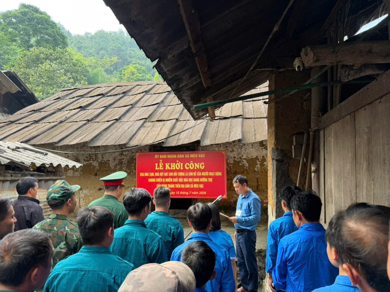 Lãnh đạo xã Mèo Vạc và các đại biểu tại lễ khởi công xây dựng nhà ở cho gia đình bà Sùng Thị Cáy
