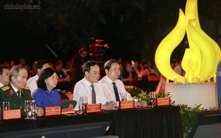 Các đồng chí Ủy viên Bộ Chính trị: Chủ tịch Quốc hội Trần Thanh Mẫn; Bí thư Trung ương Đảng, Chủ tịch Ủy ban Trung ương Mặt trận Tổ quốc Việt Nam Bùi Thị Minh Hoài; Bí thư Thành ủy TPHCM Trần Lưu Quang; nguyên Ủy viên Bộ Chính trị, nguyên Phó Thủ tướng Nguyễn Thiện Nhân dự chương trình tại điểm cầu Công viên Lê Thị Riêng (TPHCM) - Ảnh: VGP/Nhật Bắc