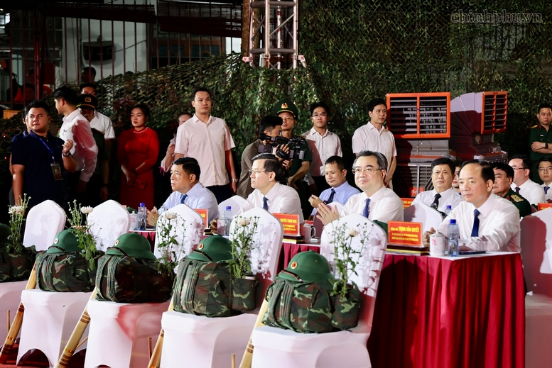 Các đồng chí Ủy viên Bộ Chính trị: Trịnh Văn Quyết, Trưởng Ban Tuyên giáo và Dân vận Trung ương; Nguyễn Thanh Nghị, Trưởng ban Chính sách, chiến lược Trung ương; Đoàn Minh Huấn, Giám đốc Học viện Chính trị quốc gia Hồ Chí Minh, Phó Chủ tịch Thường trực Hội đồng lý luận Trung ương; và nguyên Phó Thủ tướng Nguyễn Chí Dũng dự chương trình tại điểm cầu Nhà bia liệt sĩ Thanh Thủy (Tuyên Quang) - Ảnh: VGP/Thu Sa