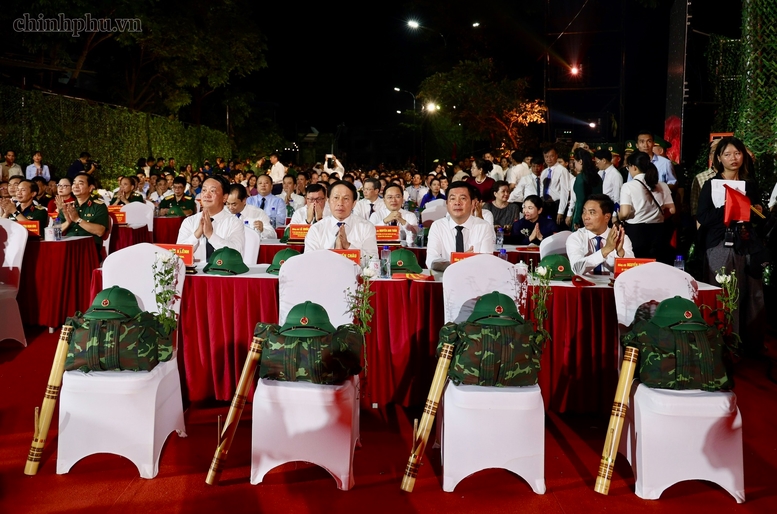 Các đồng chí Ủy viên Trung ương Đảng: Lê Tiến Châu, Phó Thủ tướng; Nguyễn Doãn Anh, Phó Chủ tịch Quốc hội; Nguyễn Hồng Diên, Phó Chủ tịch Quốc hội; Hầu A Lềnh, Bí thư Tỉnh ủy Tuyên Quang dự chương trình tại điểm cầu Nhà bia liệt sĩ Thanh Thủy (Tuyên Quang) - Ảnh: VGP/Thu Sa