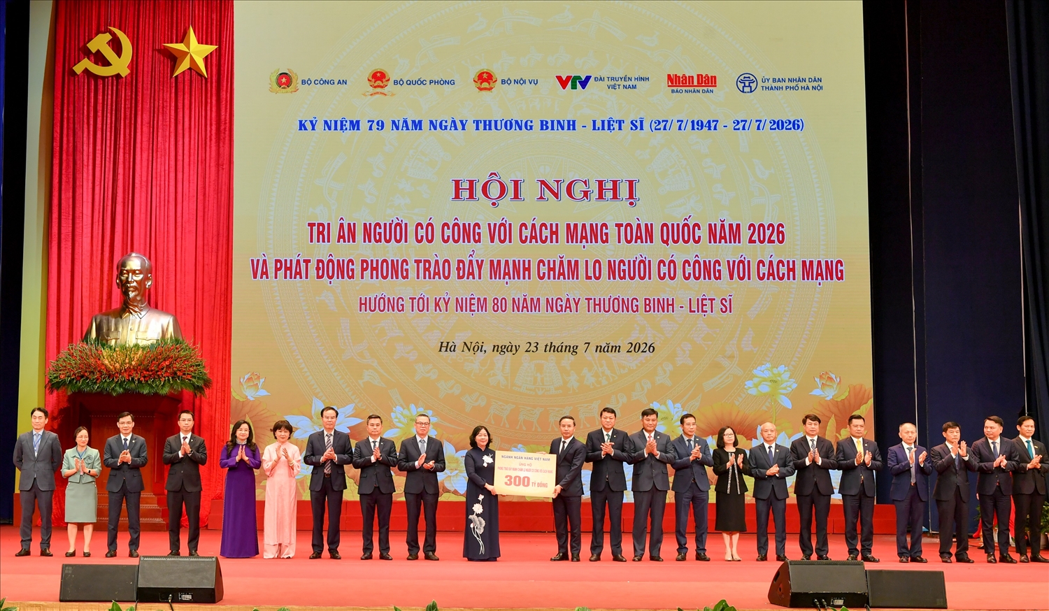 Đồng chí Phạm Đức Ấn - Thống đốc NHNN cùng lãnh đạo các NHTM trao tặng số tiền 300 tỷ đồng ủng hộ phong trào đẩy mạnh chăm lo người có công với cách mạng. Đồng chí Phạm Toàn Vượng - Tổng Giám đốc, đại diện Agribank (thứ 10 từ phải sang) vinh dự tham gia cùng đoàn đại biểu ngành Ngân hàng