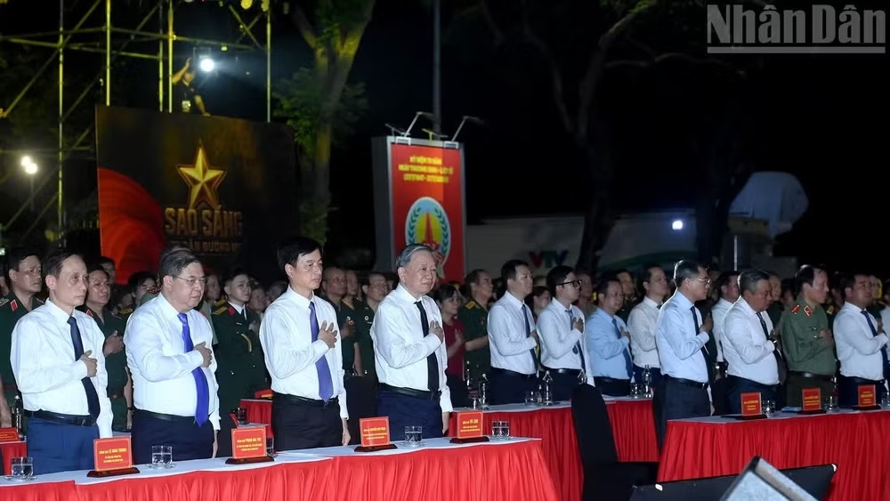 Tổng Bí thư, Chủ tịch nước Tô Lâm, Thủ tướng Lê Minh Hưng và các đại biểu dự Chương trình cầu truyền hình ""Sao sáng dẫn đường" tại điểm cầu Hà Nội. (Ảnh: ĐĂNG KHOA)