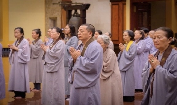 Các nghi lễ diễn ra trong không khí lắng đọng, thiêng liêng và đầy xúc động