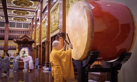 Âm vang chuông trống Bát Nhã lan tỏa thông điệp tri ân và đạo lÂm vang chuông trống Bát Nhã lan tỏa thông điệp tri ân và đạo lý “Uống nước nhớ nguồn""ý “Uống nước nhớ nguồn