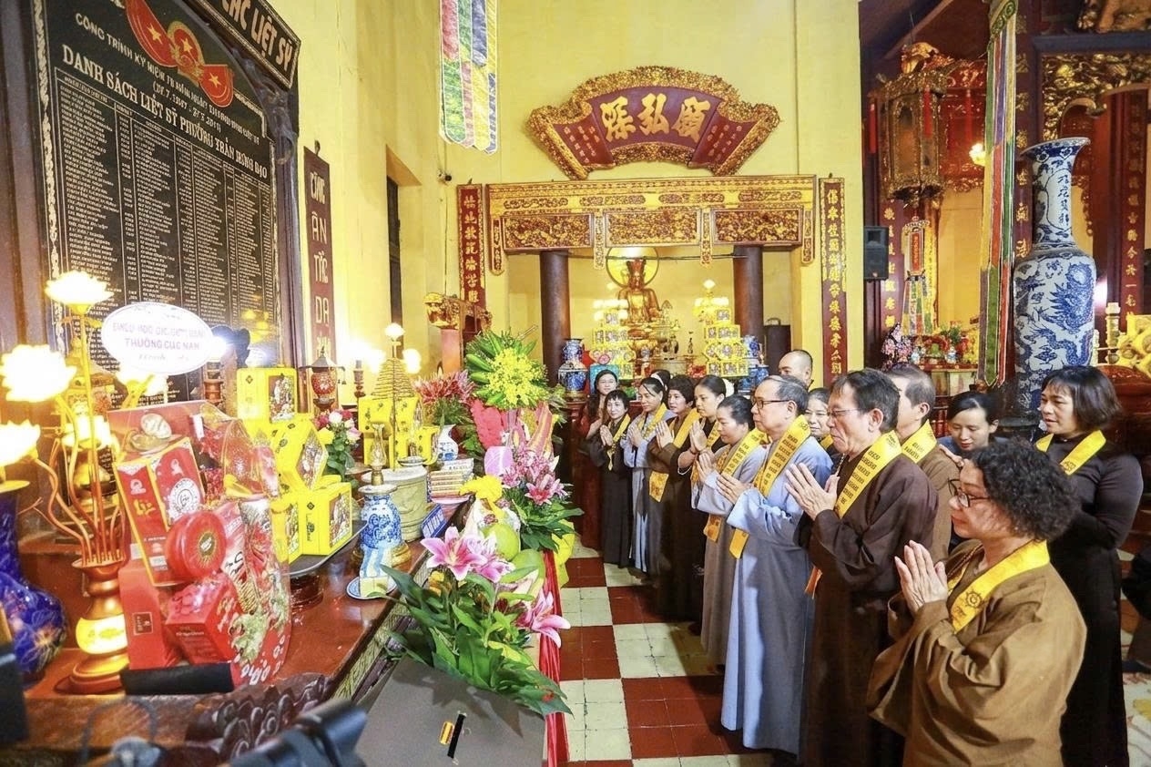 Tăng ni và phật tử cùng hướng lòng tưởng niệm các Anh hùng liệt sĩ