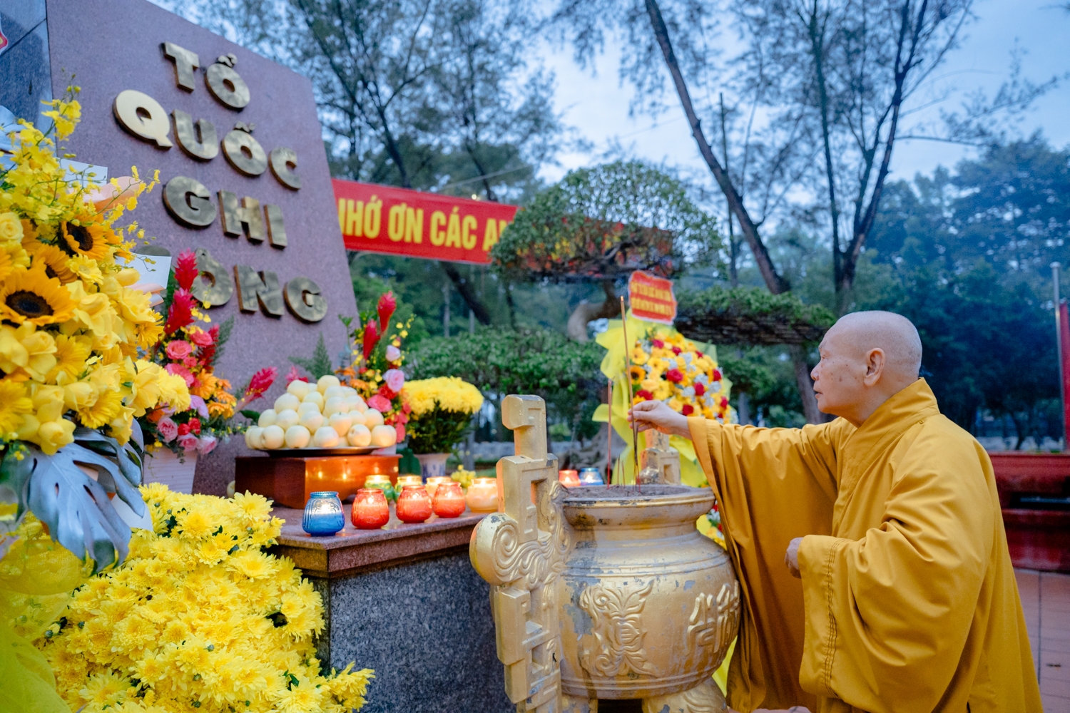 Hòa thượng Thích Thiện Nhơn, Phó Pháp chủ Hội đồng Chứng minh, Chủ tịch Hội đồng Trị sự Trung ương Giáo hội Phật giáo Việt Nam dâng hương tưởng nhớ công lao to lớn của các Anh hùng liệt sĩ