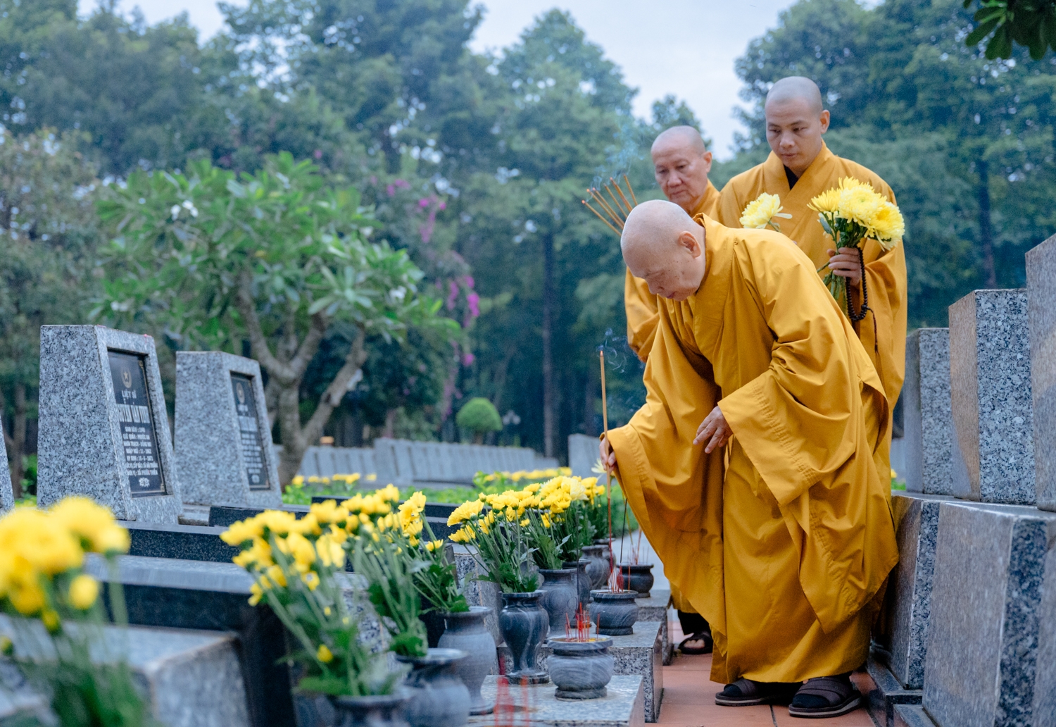 Hòa thượng Thích Thiện Nhơn, Phó Pháp chủ Hội đồng Chứng minh, Chủ tịch Hội đồng Trị sự Trung ương Giáo hội Phật giáo Việt Nam dâng hương tại phần mộ các Anh hùng liệt sĩ