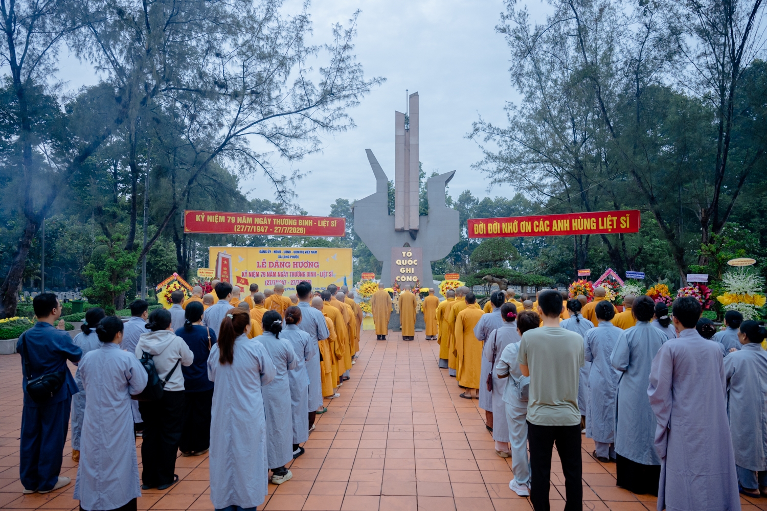 Chư tôn đức tăng và phật tử thành kính dâng hương tại Nghĩa trang Liệt sĩ Long Thành