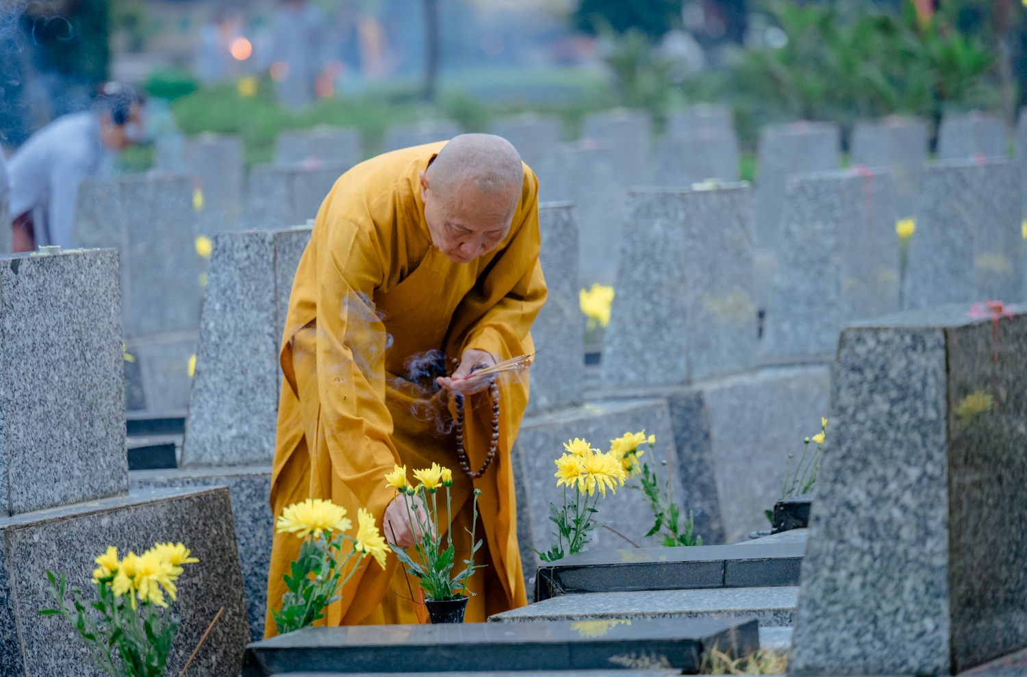 Chư tăng dâng hương tại phần mộ các Anh hùng liệt sĩ