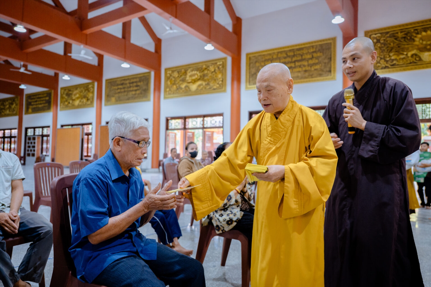 Hòa thượng Thích Thiện Nhơn trao quà tri ân đến thân nhân các Anh hùng liệt sĩ, thương binh, bệnh binh và gia đình có công với cách mạng