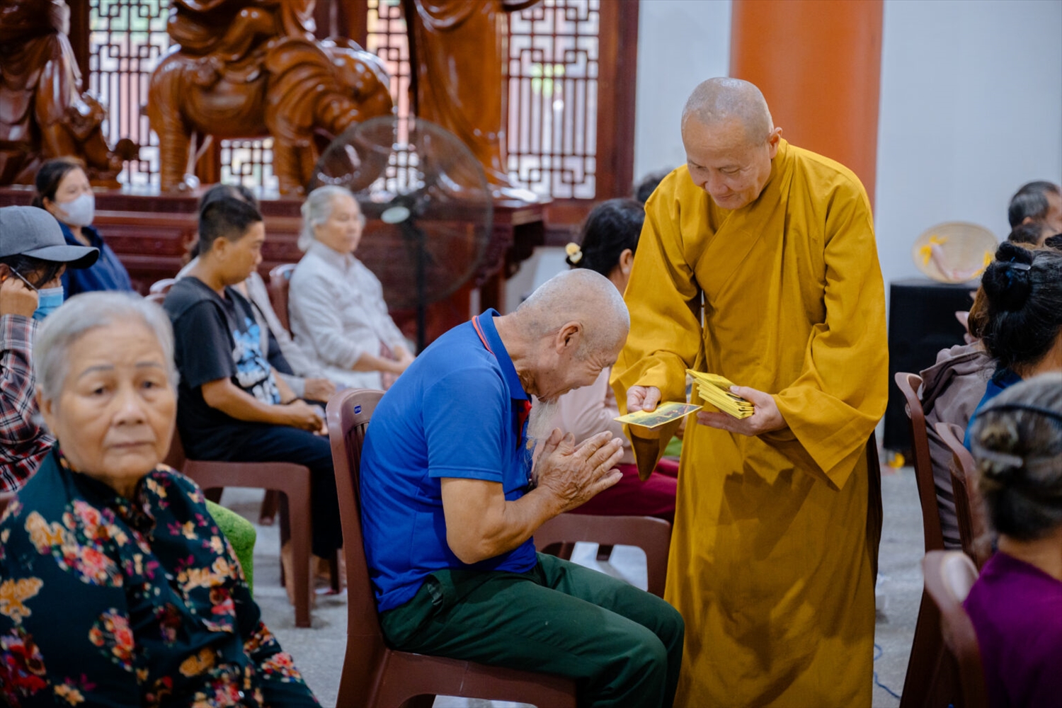 Chư tăng trao quà tri ân đến thân nhân các Anh hùng liệt sĩ, thương binh, bệnh binh và gia đình có công với cách mạng