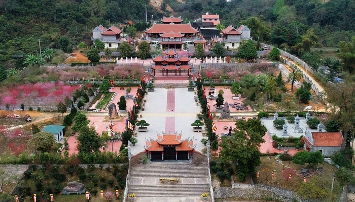 Chùa Tân Thanh nằm trên thế đất Long chầu hổ phục, phía trước có tam sơn ngũ nhạc làm án, bên trái có núi hình rồng chầu vào, bên phải có núi hình voi phục; phía sau có thế núi như ngai rồng