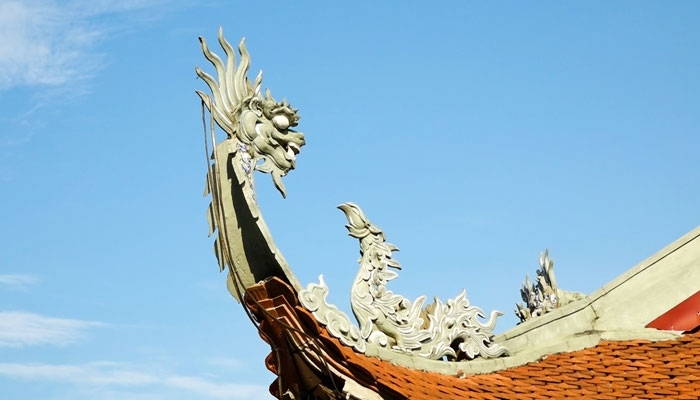 Chùa được xây dựng theo kiến trúc cổ truyền của miền Bắc, ngói lợp mái mũi hài, mái đao truyền thống