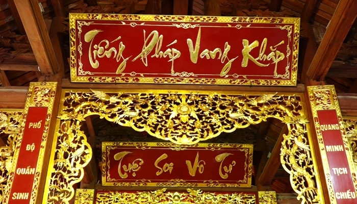 Các chữ trên các hoành phi, câu đối đều là chữ thư pháp Việt