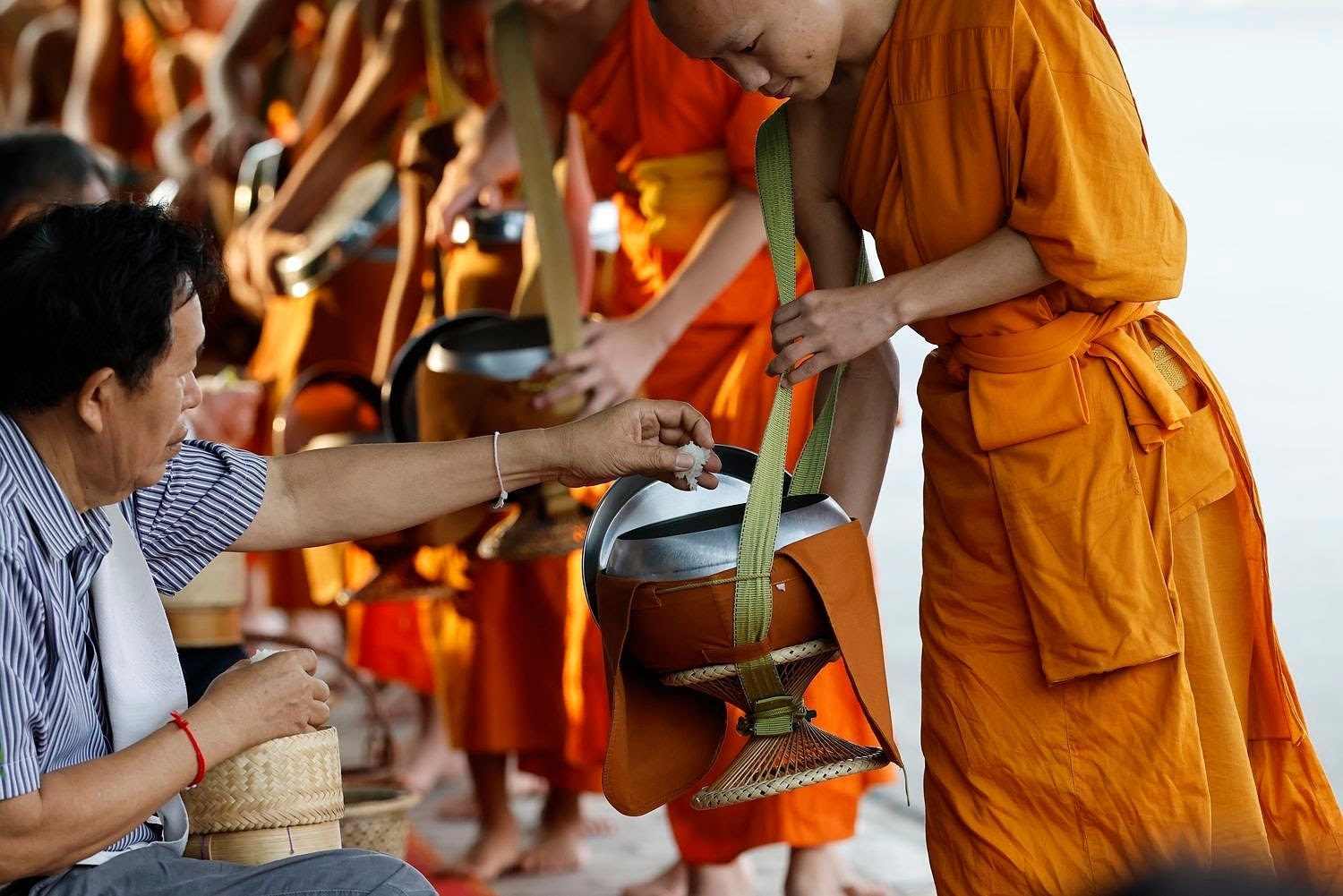 Hình ảnh chư tăng khất thực rực rỡ y vàng buổi sáng là điểm thu hút du khách trải nghiệm
