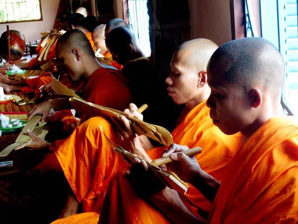 Các sư, sãi học viết chữ trên lá buông là hình ảnh đẹp trong chiều sâu văn hóa Phật giáo Nam tông Khmer