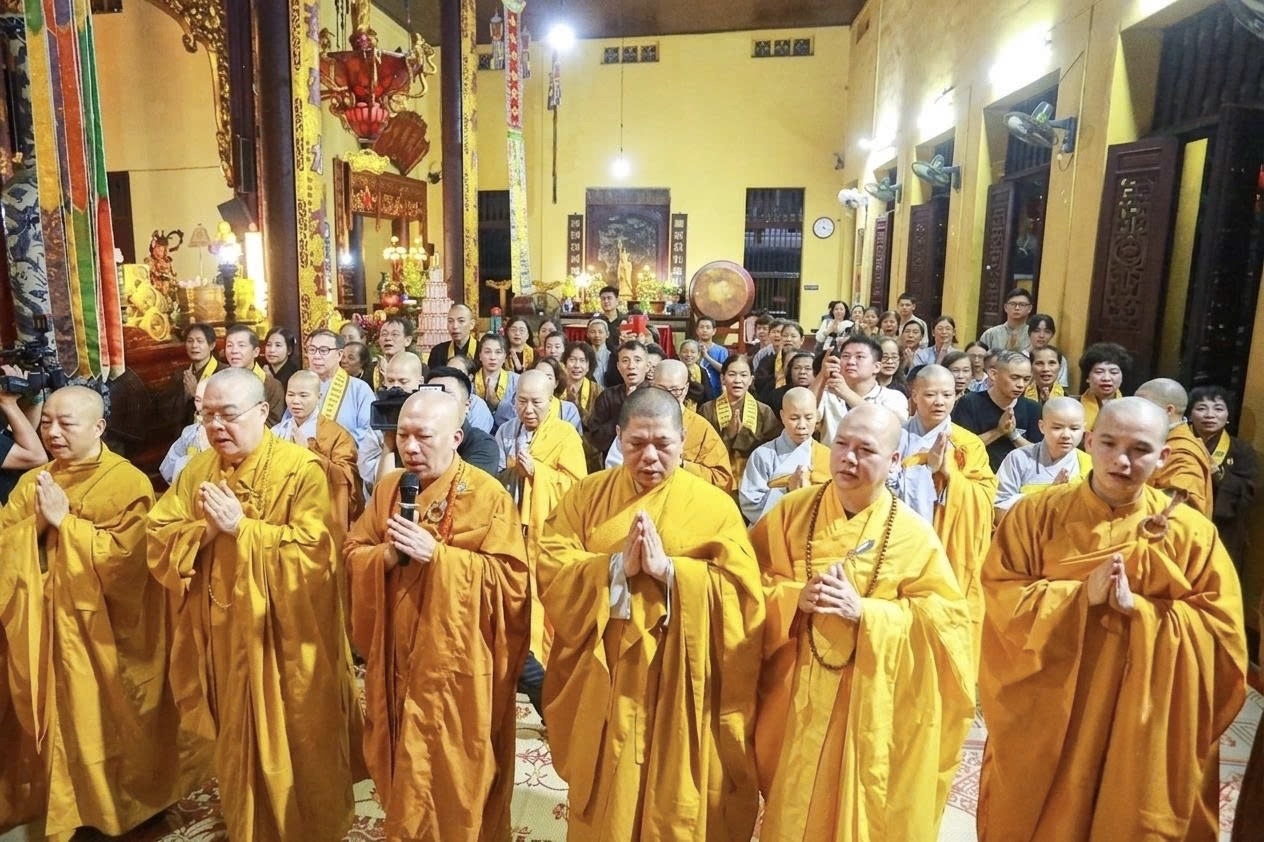 Tăng ni, phật tử cùng Nhân dân thành kính hướng về các thế hệ cha anh đã hy sinh vì độc lập dân tộc