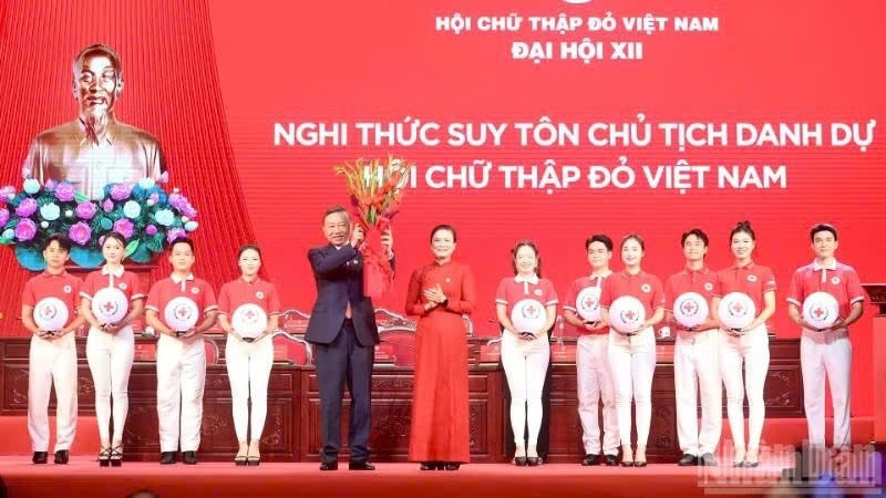 Nghi thức suy tôn Tổng Bí thư, Chủ tịch nước Tô Lâm làm Chủ tịch danh dự Hội Chữ thập đỏ Việt Nam nhiệm kỳ 2026-2031. (Ảnh: ĐĂNG KHOA)