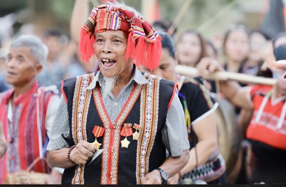 Nghệ nhân và người dân Tà Ôi trong trang phục thổ cẩm truyền thống trình diễn các điệu múa dân gian đặc sắc tại Lễ hội Ariêu Piing