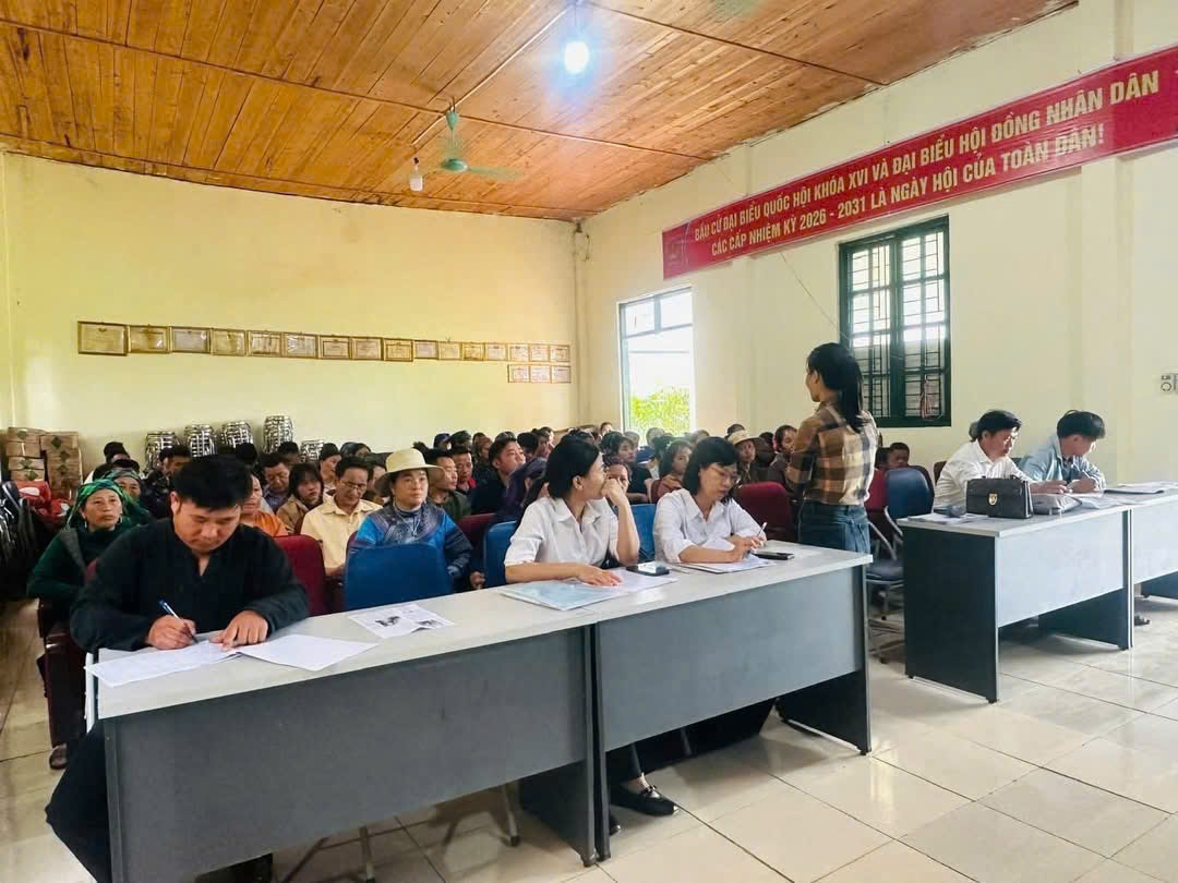 Đông đảo cán bộ, trưởng thôn, người có uy tín và người dân xã Sín Chéng tham dự Hội nghị tuyên truyền, phổ biến, giáo dục pháp luật và trợ giúp pháp lý